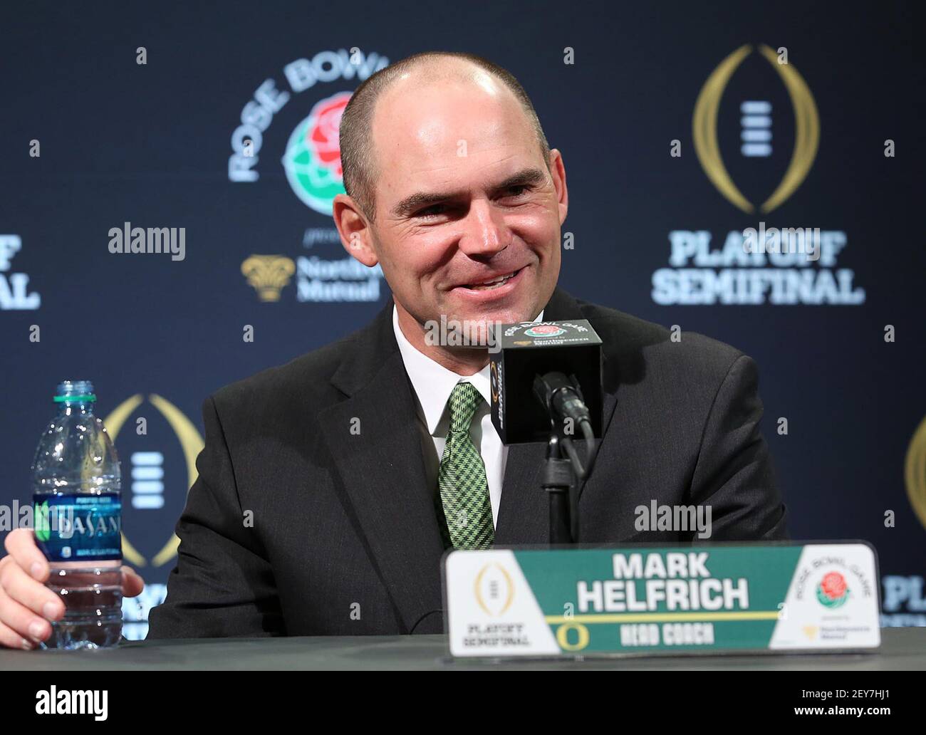 Mark Helfrich, entraîneur-chef de l'Oregon, parle lors de la Rose Bowl Media Day, le lundi 29 décembre 2014, à l'hôtel LA Downtown de Los Angeles. La journée des médias a été organisée pour le prochain match sémifinal de la Ligue contre l'Oregon au match du Rose Bowl le 1er janvier 2015. (Photo de Stephen M. Dowell/Orlando Sentinel/TNS/Sipa USA) Banque D'Images