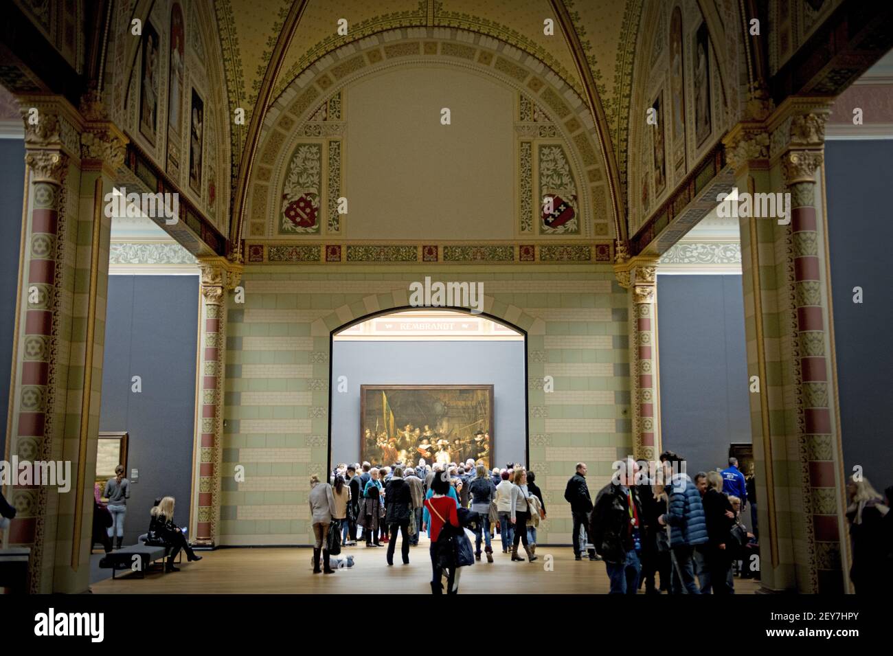 Amsterdam, pays-Bas - la foule au Rijksmuseum dans la veille de nuit. Beaucoup de Hollandais ont au cours de l'année passée, le musée a d'abord visité ou redécouvert après l'ouverture en avril dernier. (Photo de Robin Utrecht) *** Veuillez utiliser le crédit du champ de crédit *** Banque D'Images