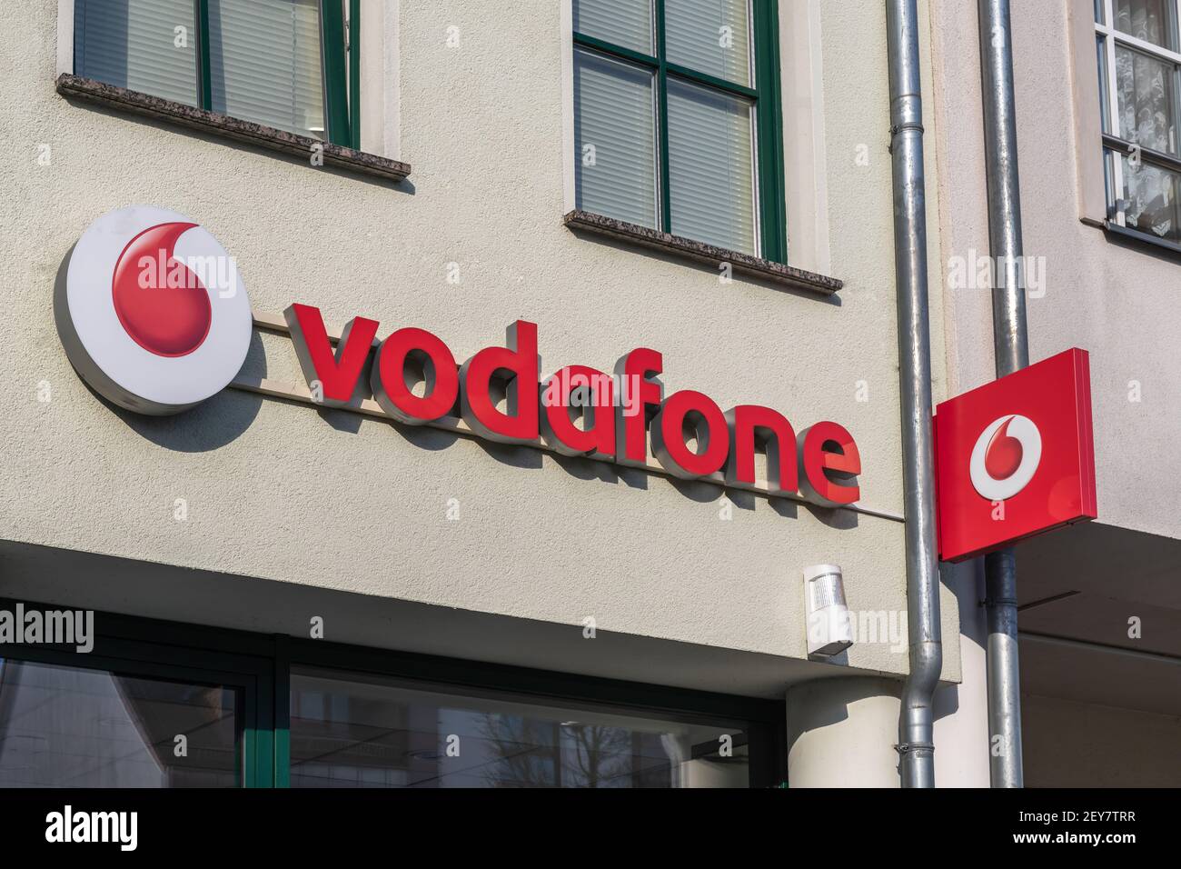 Allemagne , Lübben , 05.03.2021 , Vodafone signe et lettrage sur la façade d'un magasin Vodafone Banque D'Images