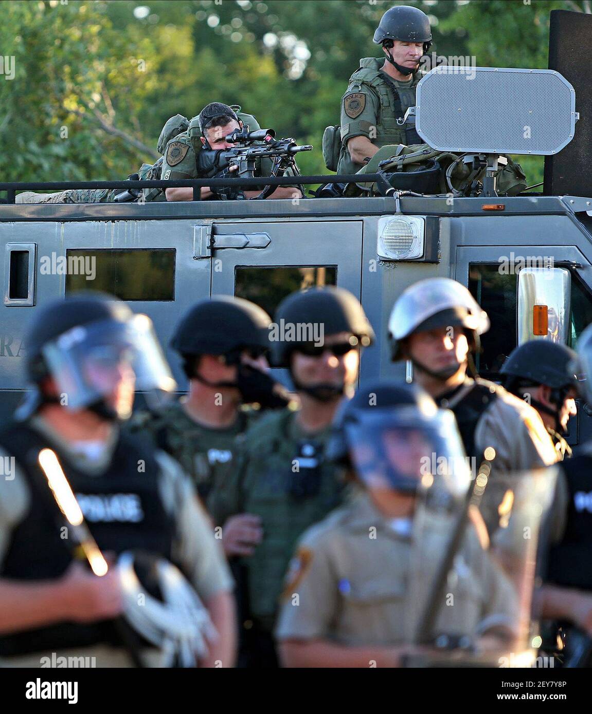 Un tireur de la police garde un œil sur les manifestants le 12 août 2014, à Ferguson, David Carson (Ve/St. Louis Post-Dispatch/TNS) Banque D'Images