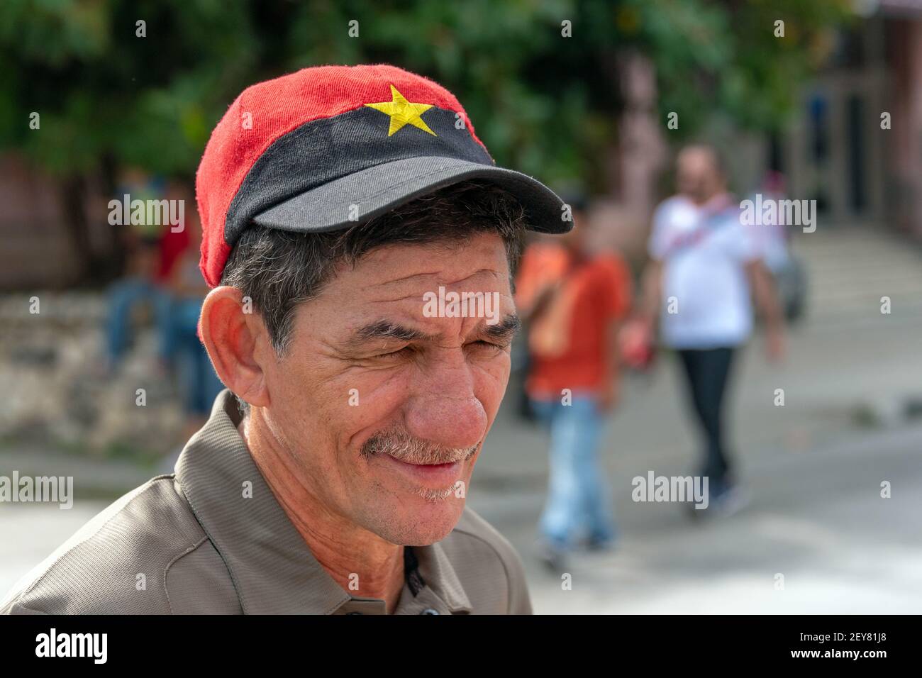 Homme cubain portant une casquette de baseball avec le drapeau angolais, Santa Clara, Cuba Banque D'Images