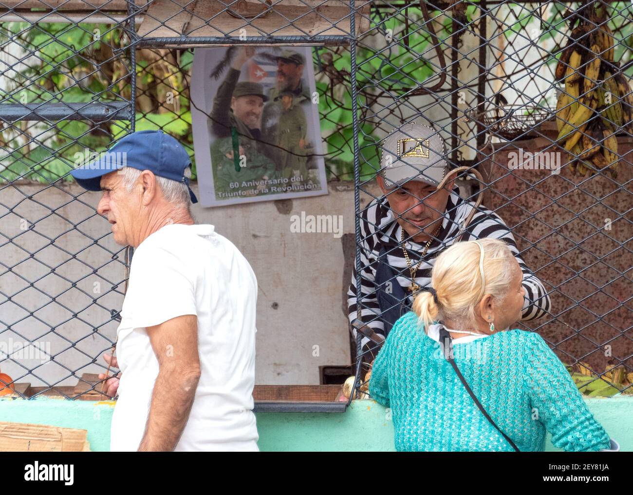 Peuple cubain dans un kiosque de marché avec l'image de Fidel Castro, Santa Clara, Cuba Banque D'Images