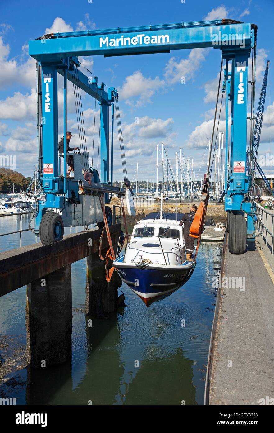 Un bateau est tiré de l'eau au port de Mylor Yatch, près de Falmouth, dans les Cornouailles, pour l'entretien et l'entreposage. Banque D'Images