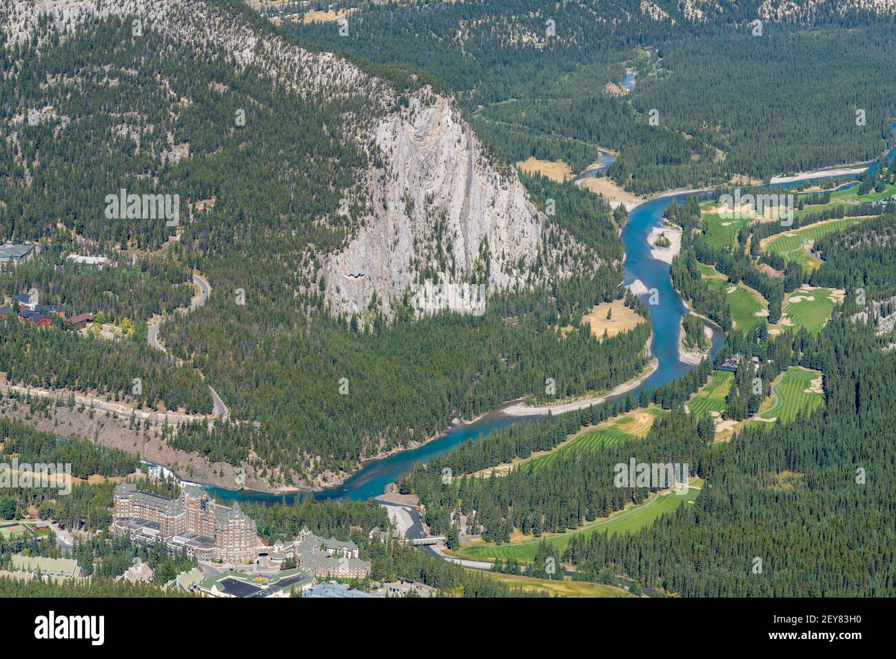 Vue aérienne sur le parcours de golf de Banff Springs et la montagne tunnel, la rivière Bow et les vallées de la rivière Spray en été. Parc national Banff, Rocheuses canadiennes, Banque D'Images