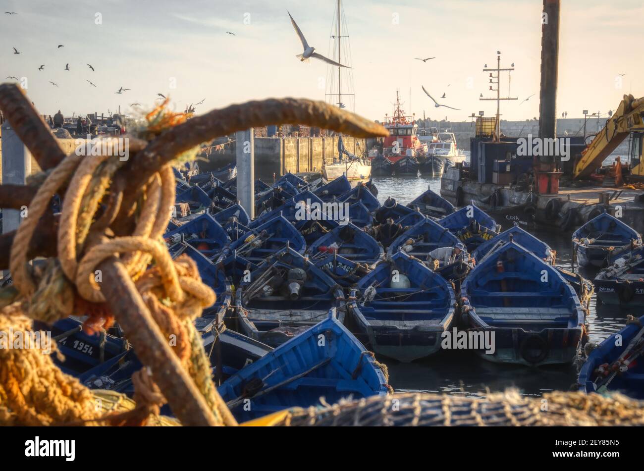 Petit port de pêche romantique avec bateaux de pêche bleus Banque D'Images