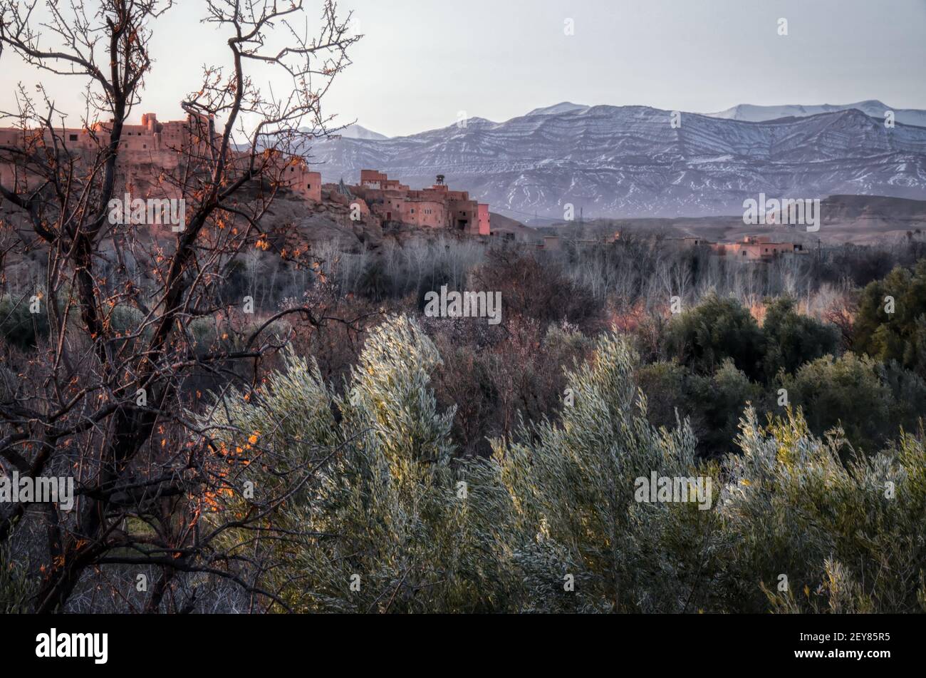 Petit village local au Maroc près des montagnes et des buissons Banque D'Images