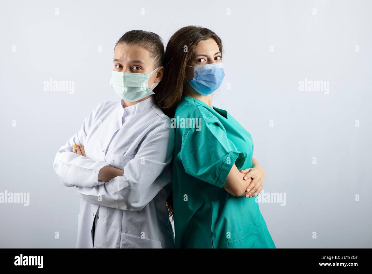 Deux infirmières féminines dans des masques médicaux regardant la caméra Banque D'Images