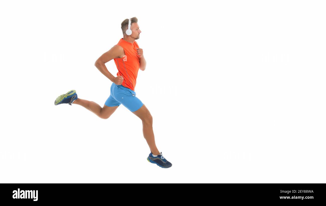 Sentir le rythme. Chanson de motivation. L'homme sportif fonctionnant avec  le casque. Runner beau strong guy motion isolé sur blanc. Musique pour la  formation d'entraînement. Courir plus vite. L'exécution de sport. Continuer