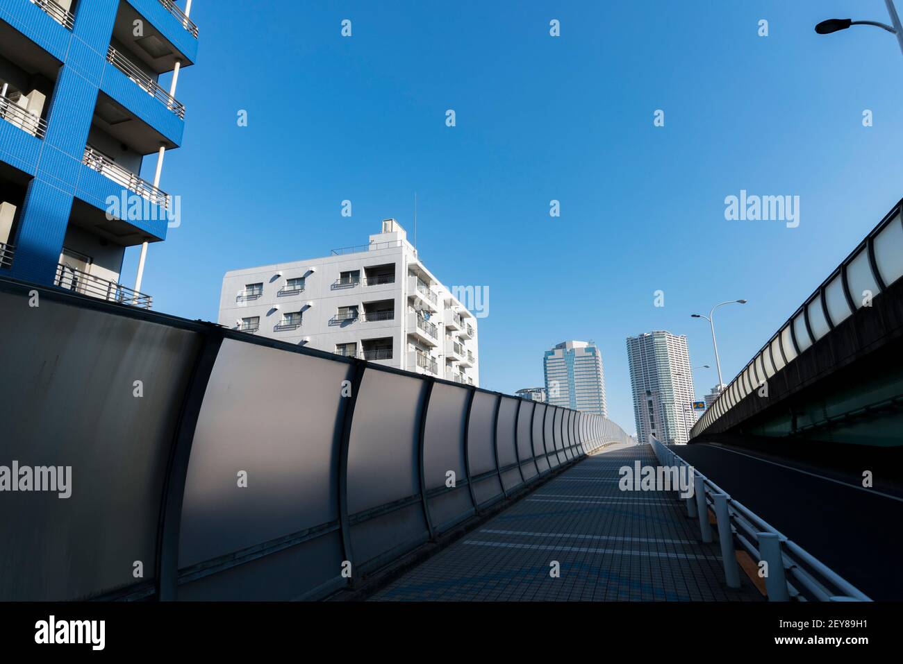 Le passage supérieur longe le pont Asashio Ohashi à Tsukishima à Tokyo. Banque D'Images