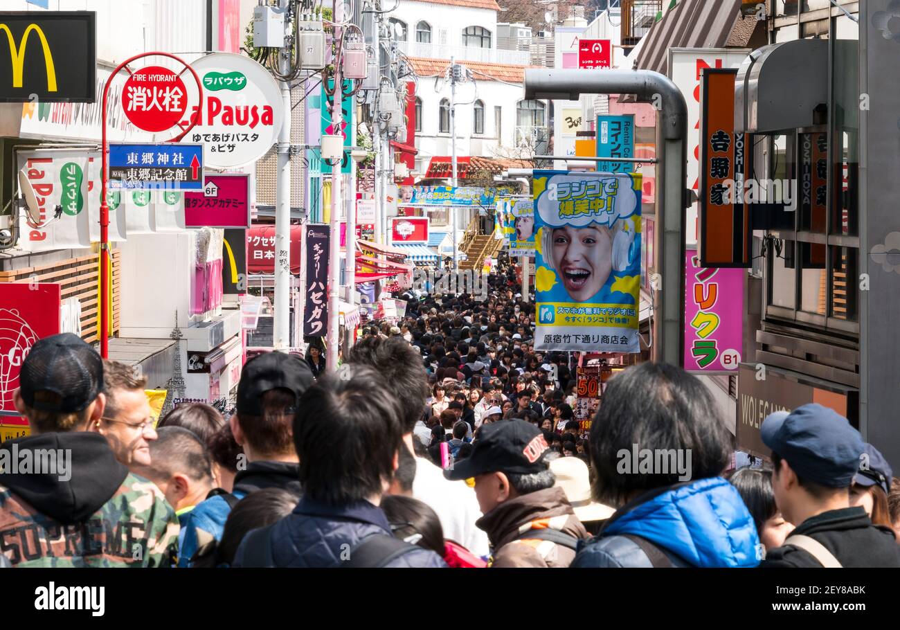 Une foule de gens descendent l'Omotesando Harajuku dimanche après-midi à Jingumae Shibuya Tokyo Japon. Banque D'Images