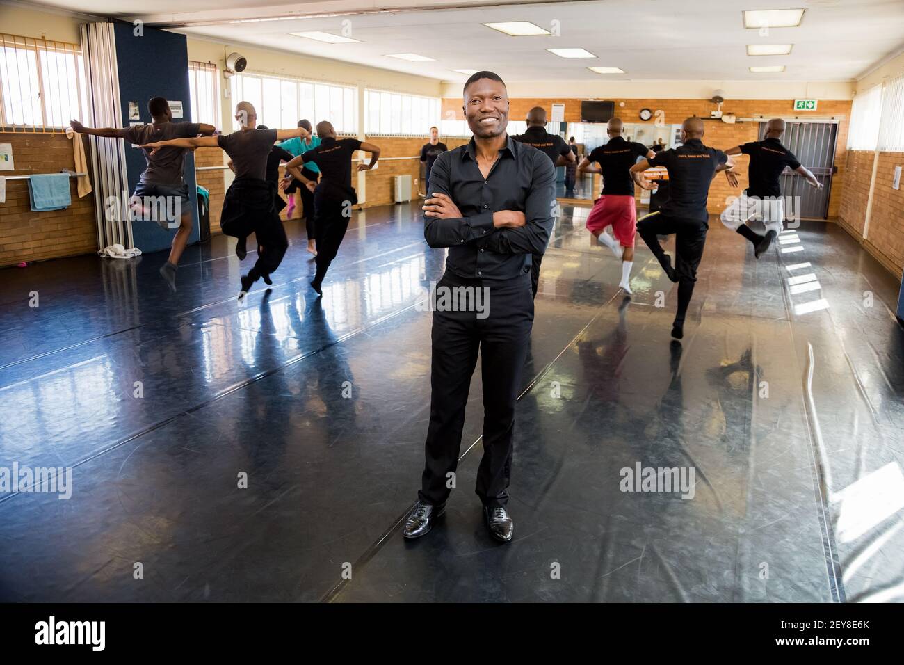 Johannesburg, Afrique du Sud - 23 juillet 2013 : Gregory Maqoma, fondateur du théâtre de danse Vuyani avec danseurs en studio Banque D'Images