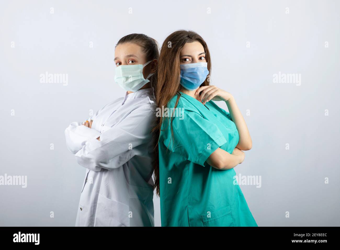 Deux infirmières féminines dans des masques médicaux regardant la caméra Banque D'Images