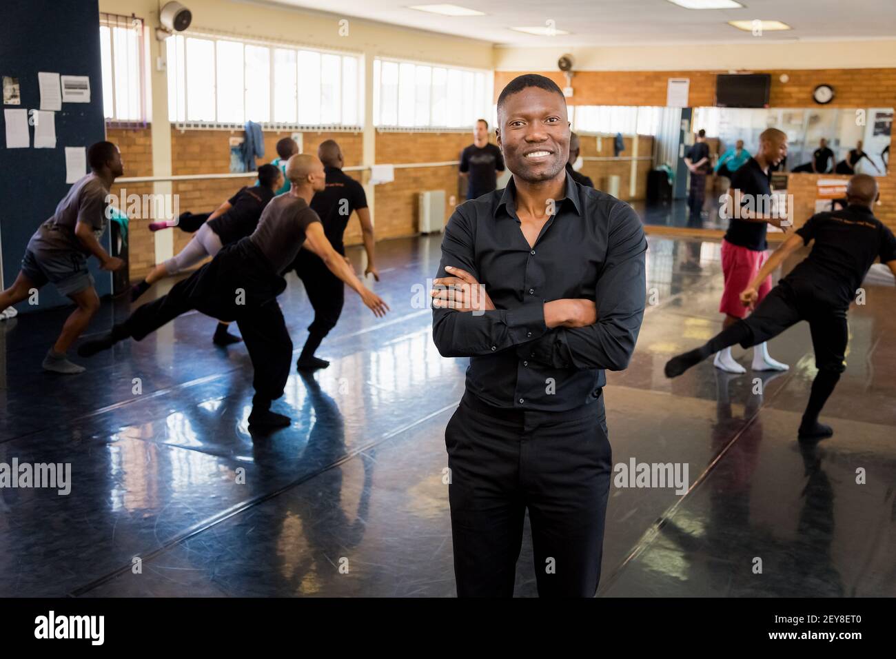Johannesburg, Afrique du Sud - 23 juillet 2013 : Gregory Maqoma, fondateur du théâtre de danse Vuyani avec danseurs en studio Banque D'Images