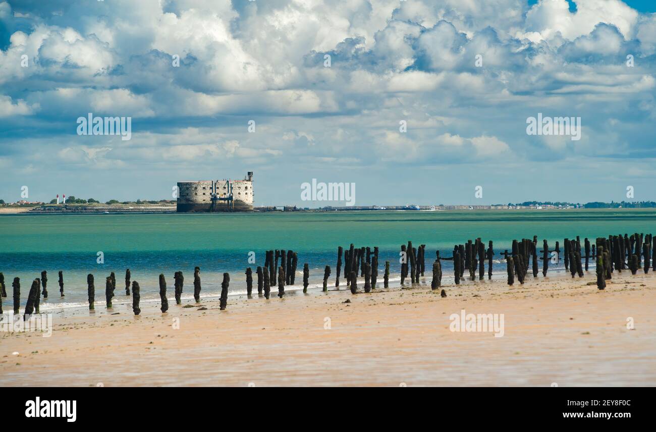 Fort Boyard dans l'île d'Oléron pendant l'été avec turquoise océan et nuages pittoresques Banque D'Images
