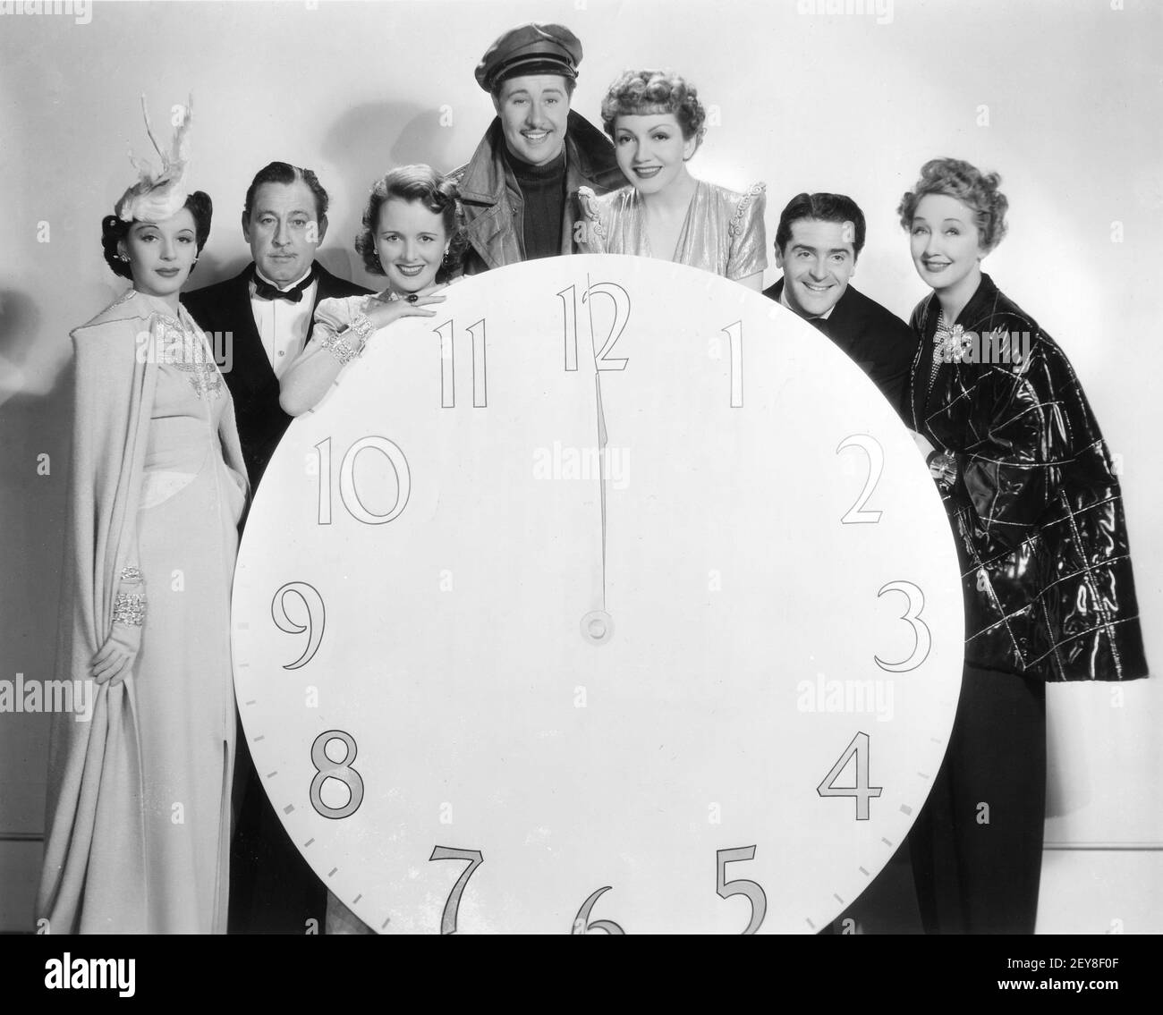 ELAINE BARRIE JOHN BARRYMORE MARY ASTOR DON AMECHE CLAUDETTE COLBERT FRANCIS LEDERER et HEDDA HOPPER ont posé le Group Publicity Portrait pour MINUIT 1939 réalisateur MITCHELL LEISEN scénario Charles Brackett Billy Wilder Les robes de Mlle Colbert par Irene Paramount Pictures Banque D'Images