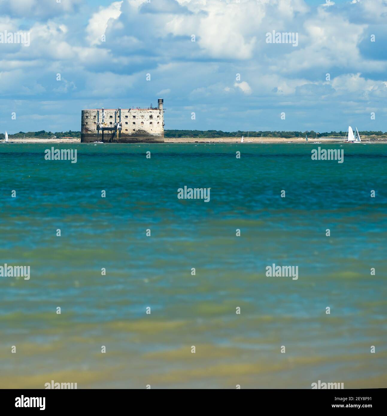 Fort Boyard dans l'île d'Oléron pendant l'été avec turquoise océan et nuages pittoresques Banque D'Images