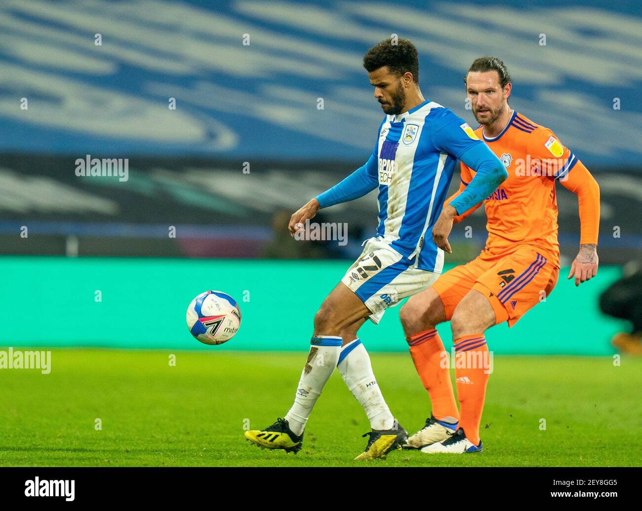 5 mars 2021 ; le stade John Smiths, Huddersfield, Yorkshire, Angleterre ; le championnat de football de la ligue anglaise, Huddersfield Town versus Cardiff City ; Fraizer Campbell de Huddersfield Town protège le ballon Banque D'Images