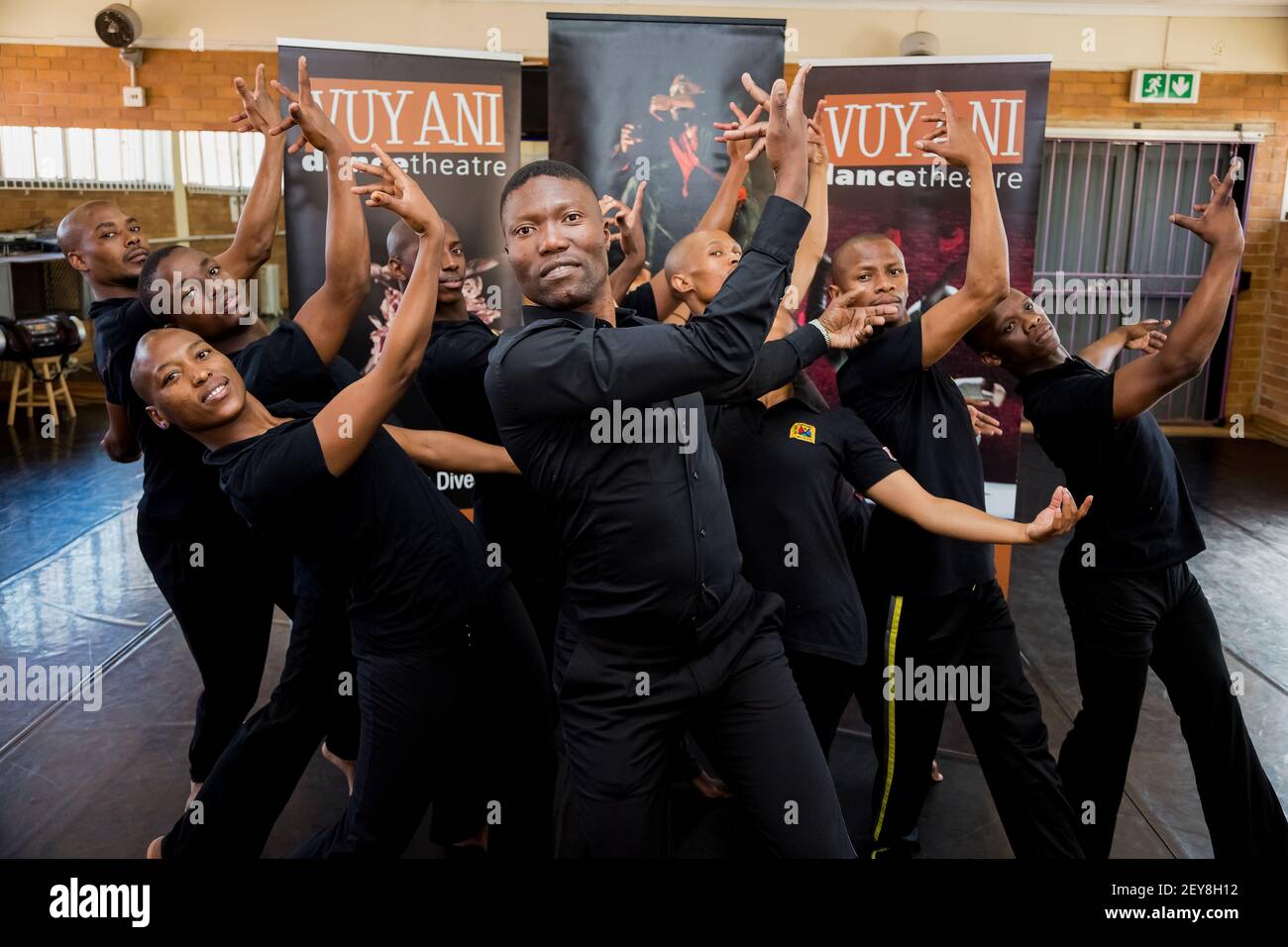 Johannesburg, Afrique du Sud - 23 juillet 2013 : Gregory Maqoma, fondateur du théâtre de danse Vuyani avec danseurs en studio Banque D'Images