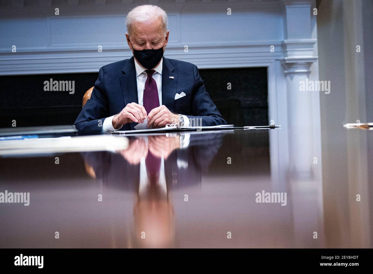Washington, DC. 5 mars 2021. Le président des États-Unis Joe Biden s'arrête pendant une réunion avec le secrétaire au Trésor Janet Yellen et le vice-président Kamala Harris dans la salle Roosevelt de la Maison Blanche, le vendredi 5 mars 2021 à Washington, DC.Credit: Al Drago/Pool via CNP | usage Worldwide Credit: dpa/Alay Live News Banque D'Images