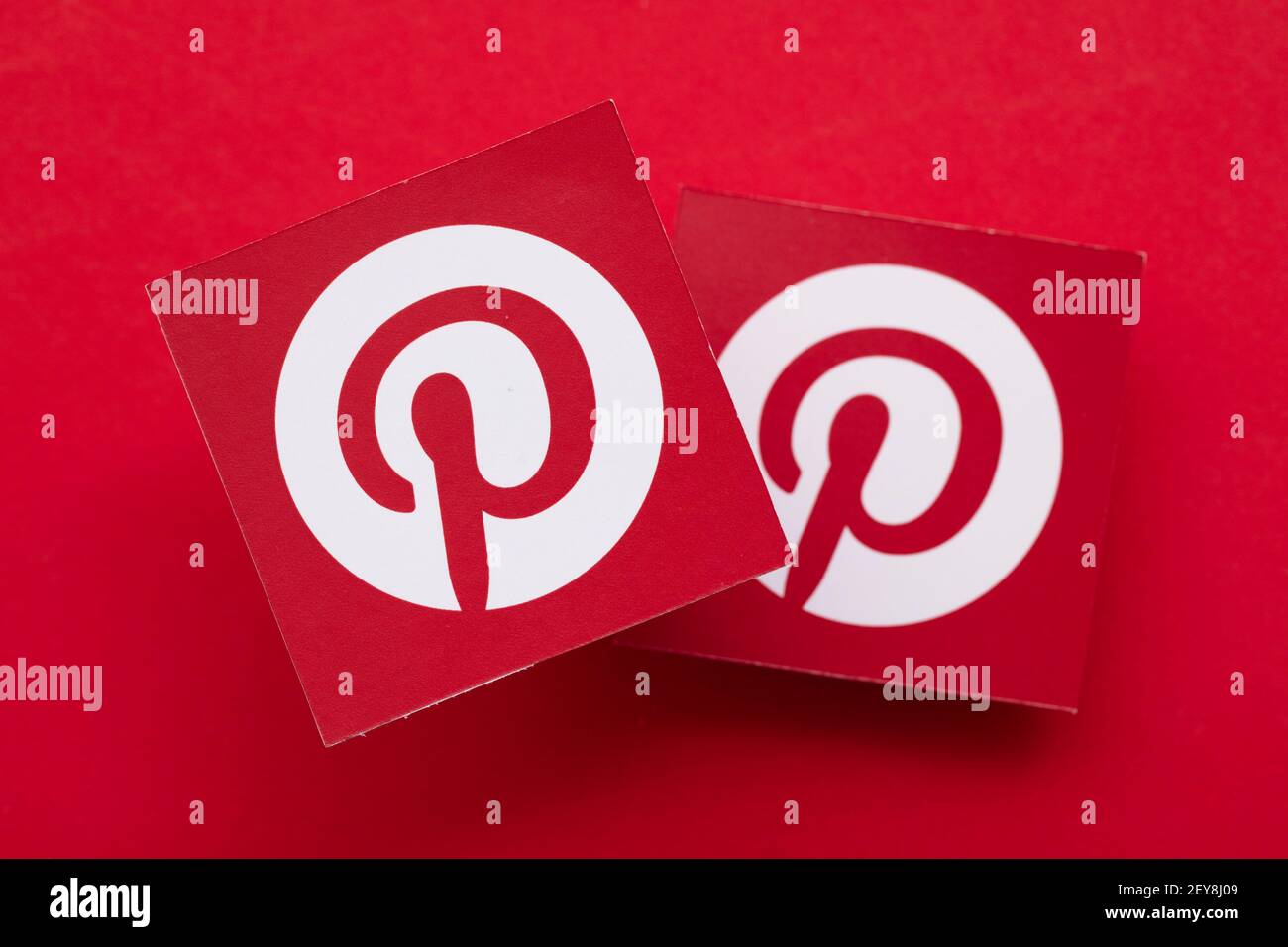 LONDRES, Royaume-Uni - Mars 2021 : logo Pinterest, plate-forme populaire de partage d'images Banque D'Images