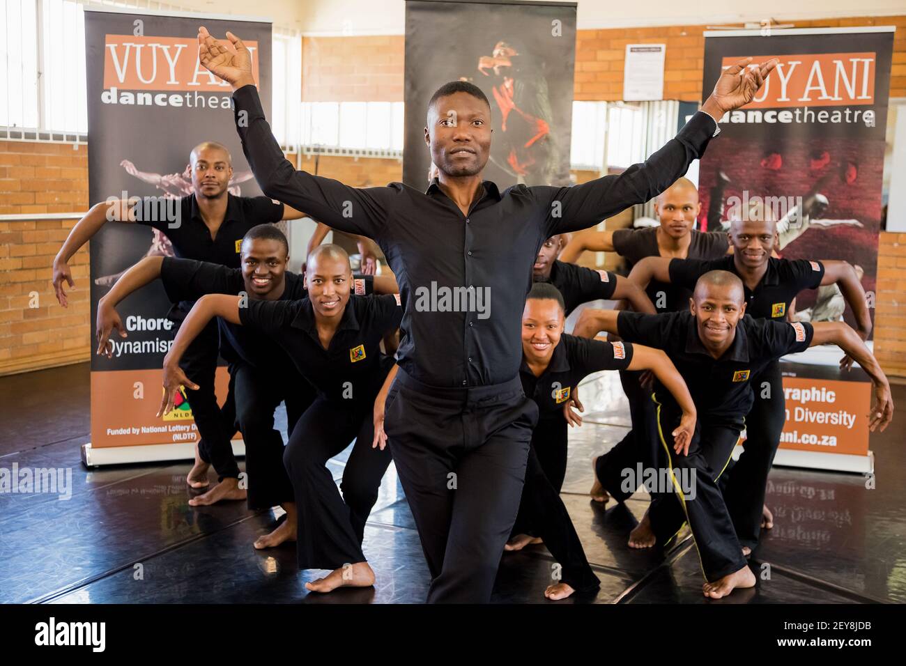 Johannesburg, Afrique du Sud - 23 juillet 2013 : Gregory Maqoma, fondateur du théâtre de danse Vuyani avec danseurs en studio Banque D'Images