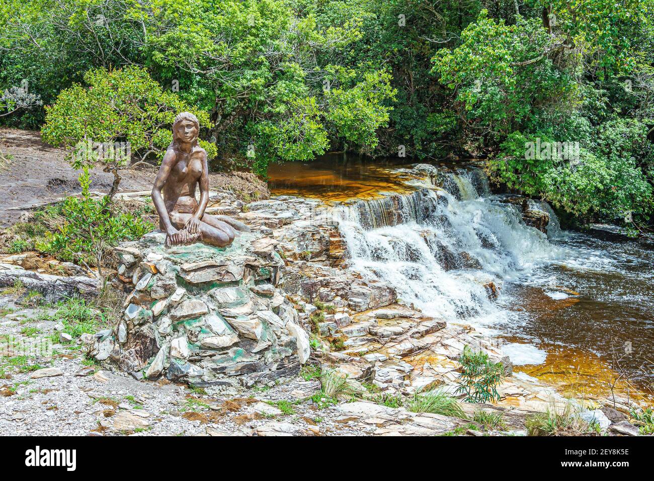 São João Batista do Glória - MG, Brésil - 10 décembre 2020 : statue à la petite chute d'eau de la sirène. Retraite Viking, destination touristique écologique de Minas Gera Banque D'Images