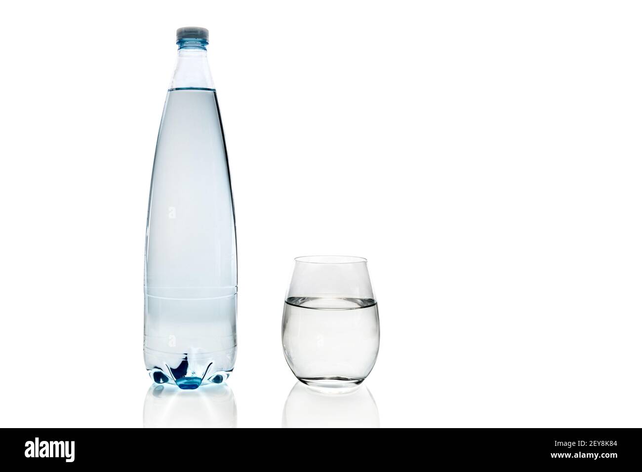 bouteille en plastique et verre d'eau avec réflexion isolée sur fond blanc, espace de copie Banque D'Images