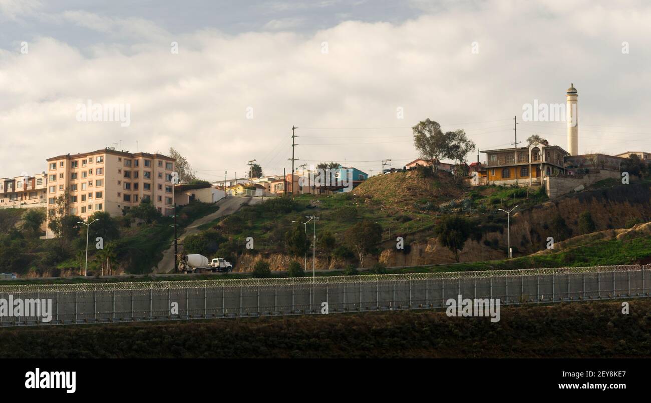 Tijuana Mexique regardant en travers de barbelés frontière San Diego Californie Banque D'Images