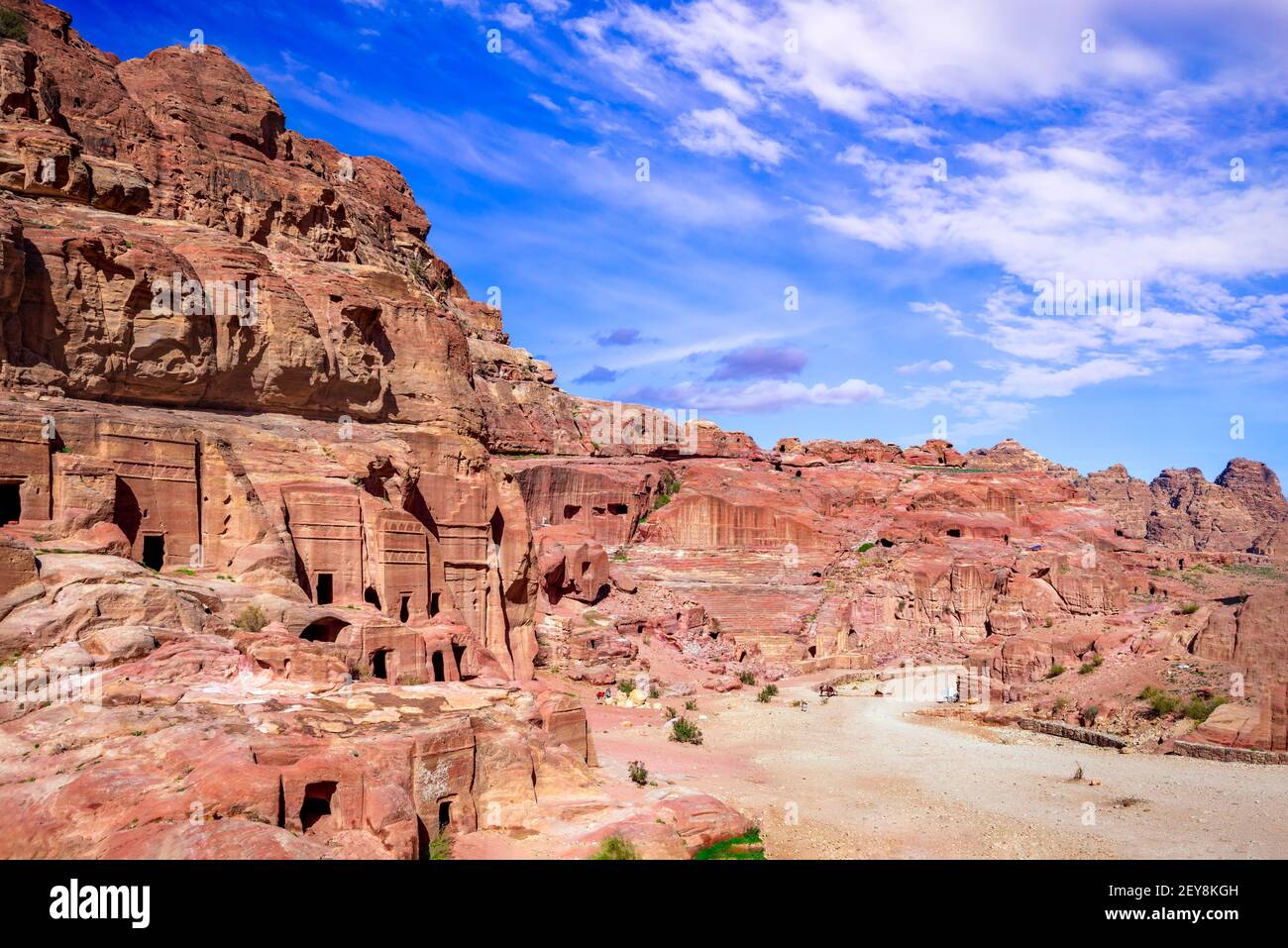 Petra, Jordanie - autel du sacrifice et ruines du théâtre nabatéen - la capitale du royaume nabatéen présente la ville de Wadi Musa dans le Royaume jordanien Banque D'Images