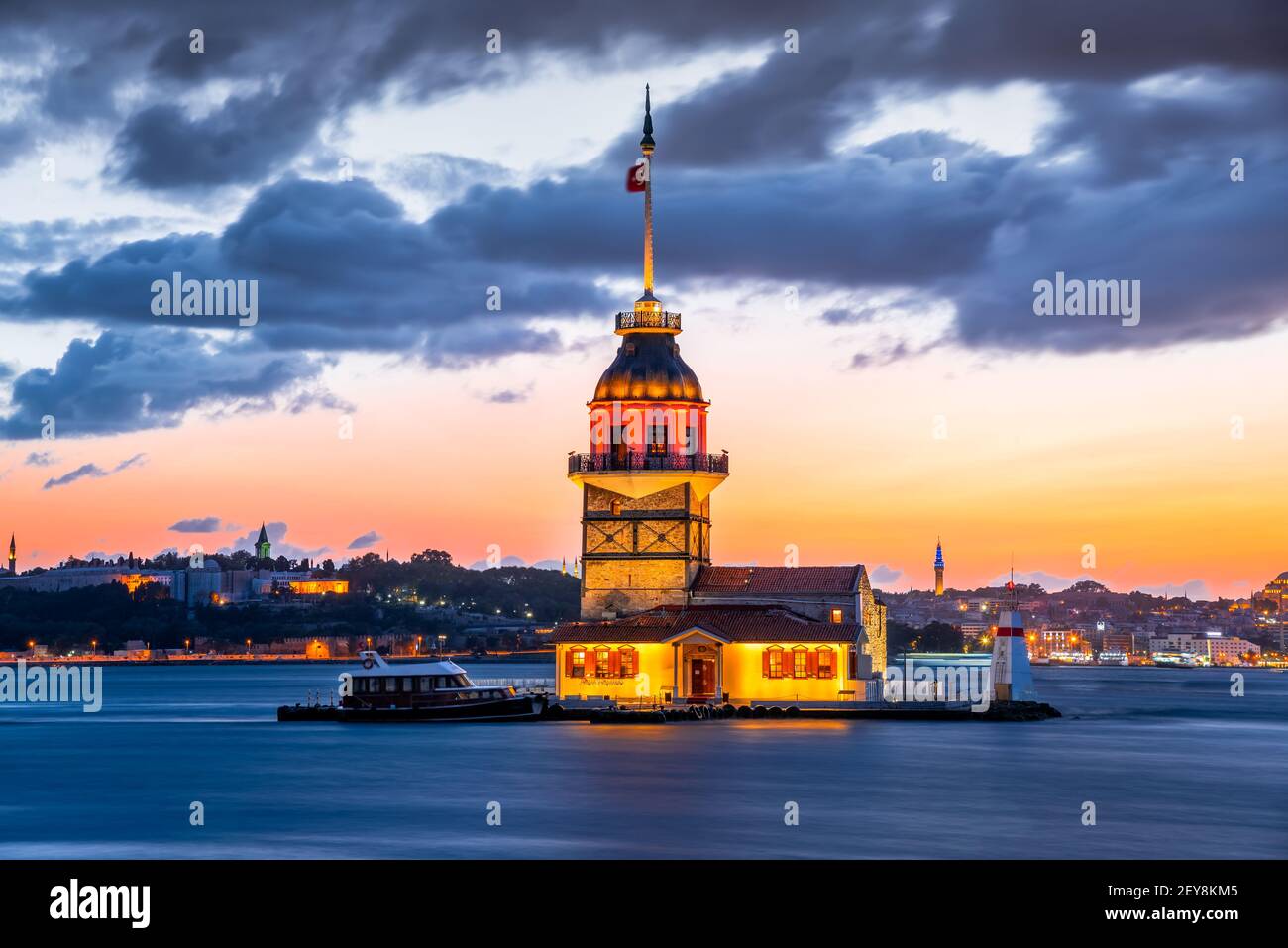 Istanbul, Turquie. Coucher de soleil panoramique au crépuscule sur le Bosphore avec la célèbre Tour de la Maiden (Kiz Kulesi). Paysage turc voyage fond. Banque D'Images