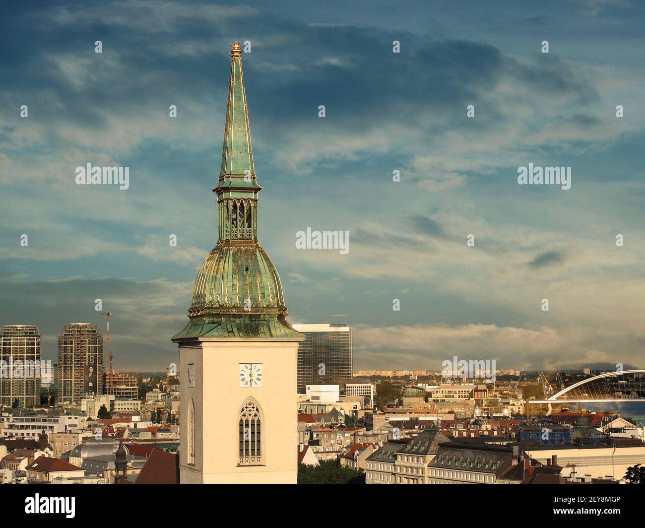 Vue spectaculaire sur la ville de Bratislava avec la cathédrale Saint-Martin et le Danube. Bratislava, Slovaquie. Vue horizontale. Banque D'Images