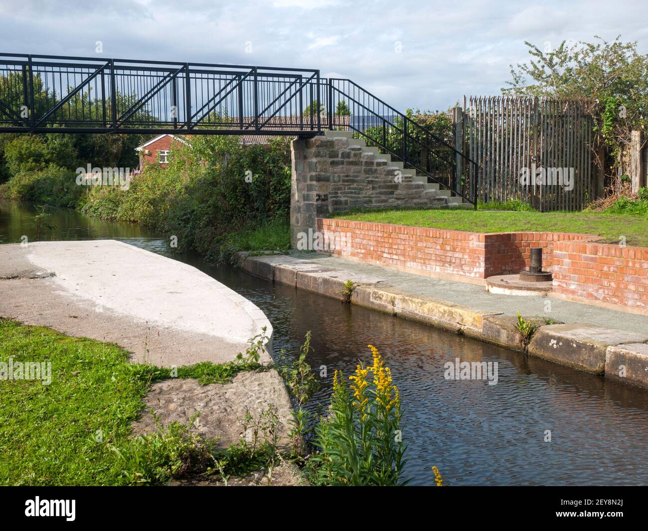 Passerelle récemment remplacée au-dessus du canal Ashton à Droylsden, Tameside, Manchester, Royaume-Uni. Banque D'Images