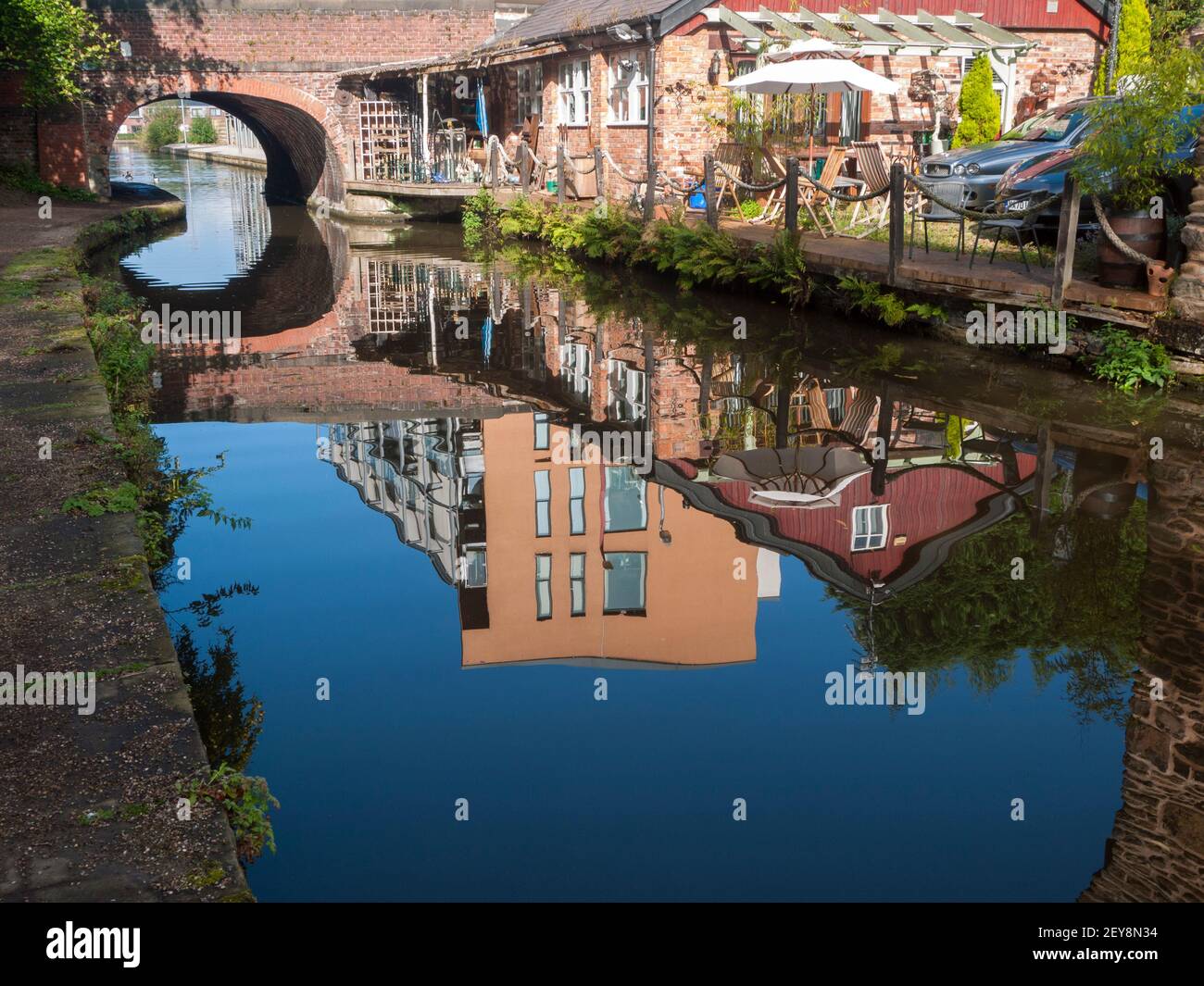 Le bloc d'appartement Quai reflété dans le canal Ashton, Droylsden, Tameside, Manchester, Angleterre, RU Banque D'Images