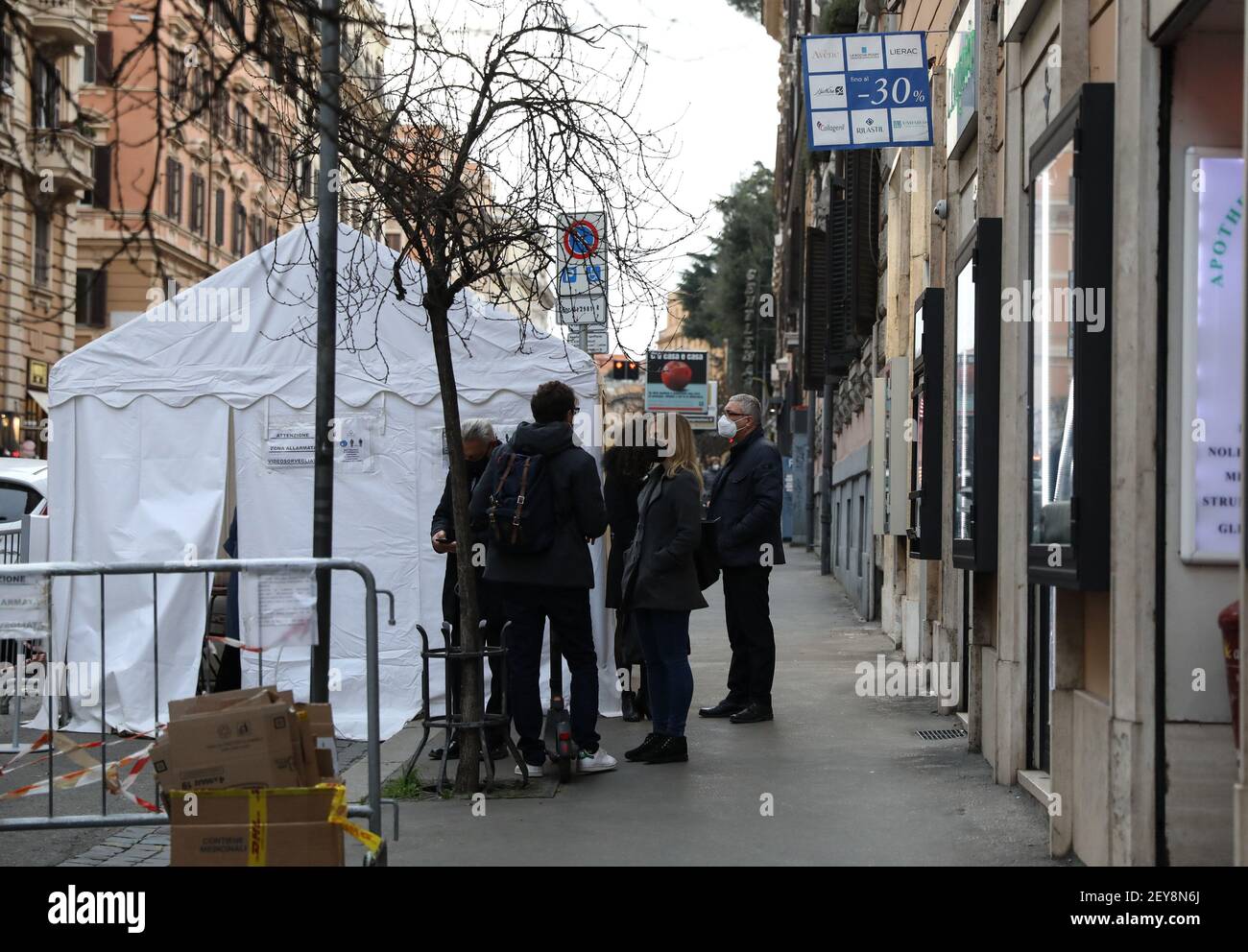 Rome, Italie. 5 mars 2021. Des gens attendent à l'extérieur d'un point de test rapide COVID-19 à Rome, Italie, le 5 mars 2021. Les cas de COVID-19 globalement évalués en Italie ont dépassé les trois millions vendredi, ont montré des statistiques officielles du ministère de la Santé. Credit: Cheng Tingting/Xinhua/Alay Live News Banque D'Images