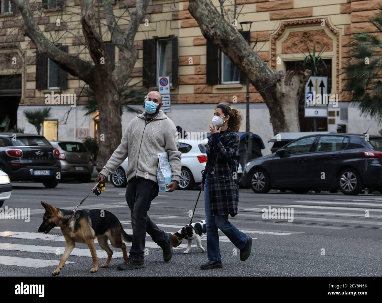 Rome, Italie. 5 mars 2021. Des personnes portant des masques de visage marchent de l'autre côté d'une rue à Rome, Italie, le 5 mars 2021. Les cas de COVID-19 globalement évalués en Italie ont dépassé les trois millions vendredi, ont montré des statistiques officielles du ministère de la Santé. Credit: Cheng Tingting/Xinhua/Alay Live News Banque D'Images