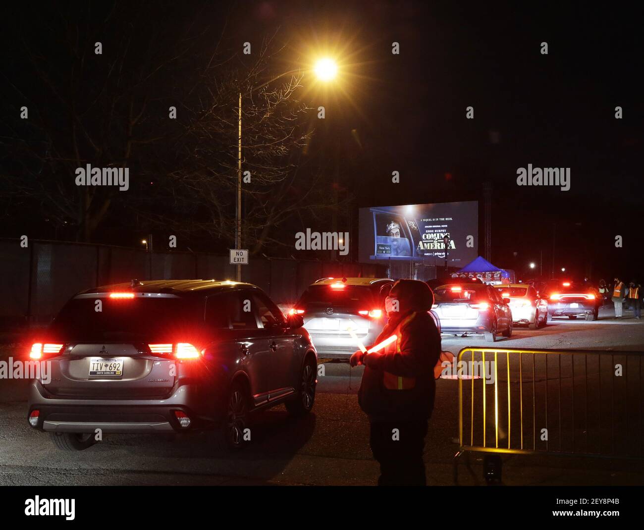 New York, États-Unis. 05e mars 2021. Les voitures arrivent à l'ouverture de la saison de printemps de Queens Drive-In 2021 avec une projection spéciale de la suite comique de Craig Brewer « Coming 2 America », avec Eddie Murphy et Arsenio Hall, pour coïncider avec la sortie du film sur Amazon Prime Video à New York le vendredi 5 mars 2021. Les cinémas intérieurs de New York sont désormais ouverts pour la première fois depuis leur fermeture l'an dernier, dans le contexte de la pandémie COVID-19, mais ne reviennent qu'à 25 % de leur capacité. Photo de John Angelillo/UPI crédit: UPI/Alay Live News Banque D'Images