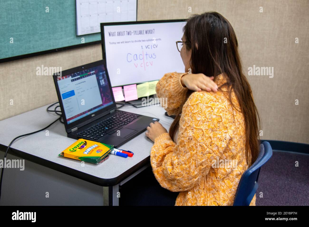 « Donnez-vous un pat sur le dos », explique une enseignante de l'école élémentaire de Californie à son élève alors qu'elle démontre son autosatisfaction après un onlin Banque D'Images