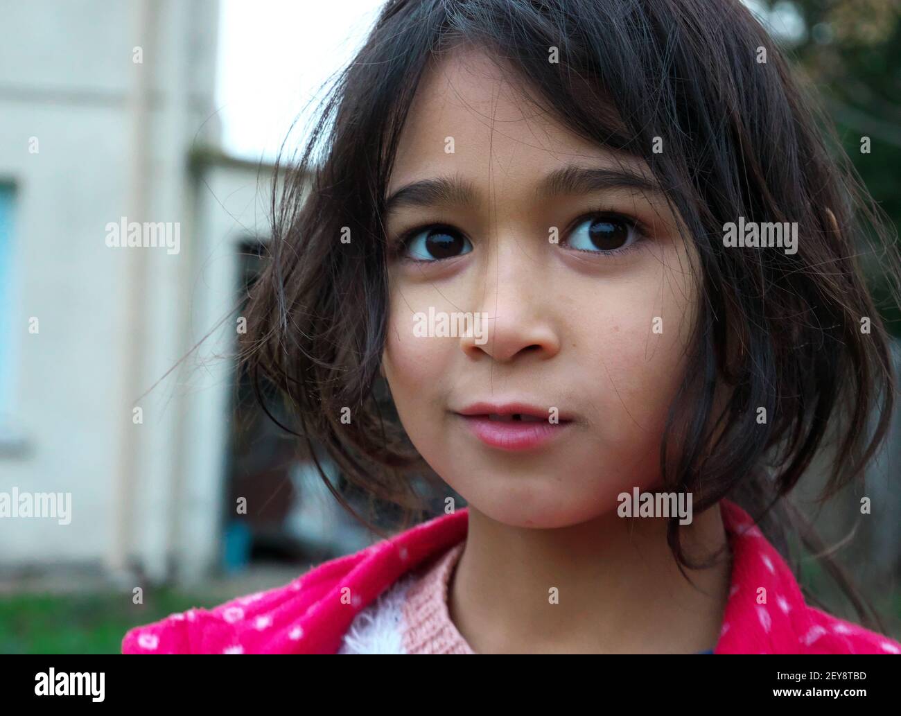 Fille Metisse Souriante Banque D Image Et Photos Alamy