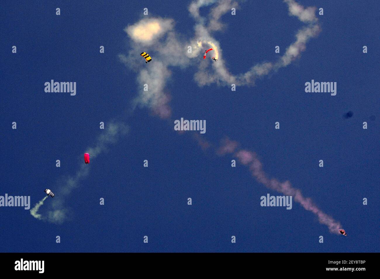 Islamabad. 5 mars 2021. Photo prise le 5 mars 2021 montre des parapentes qui se présentent pendant le Festival du tourisme d'Islamabad à Islamabad, capitale du Pakistan. Le festival du tourisme d'Islamabad a débuté vendredi dans la capitale du Pakistan. Crédit : Ahmad Kamal/Xinhua/Alamy Live News Banque D'Images