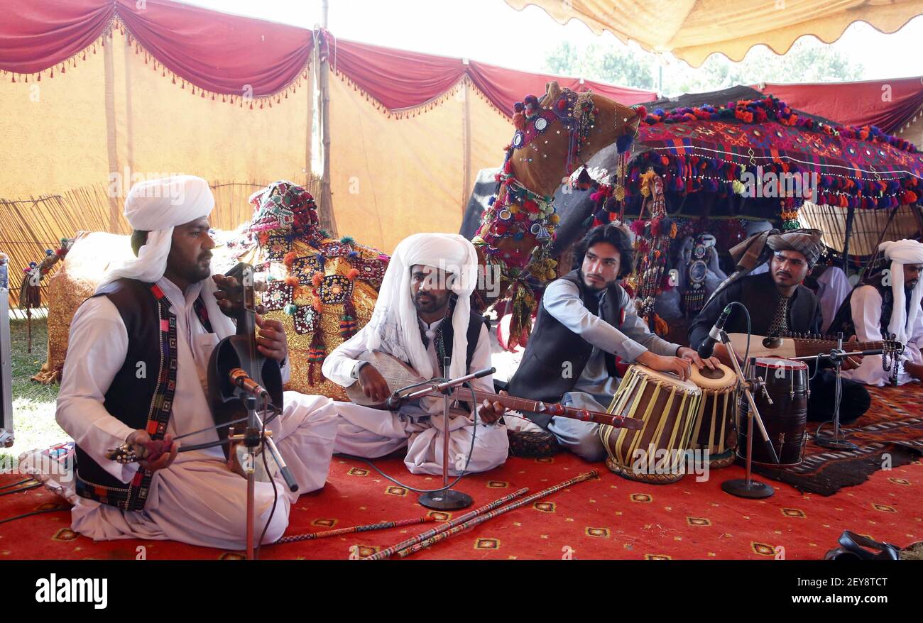 Islamabad, Pakistan. 5 mars 2021. Des artistes se produisent lors du Festival du tourisme d'Islamabad, à Islamabad, capitale du Pakistan, le 5 mars 2021. Le festival du tourisme d'Islamabad a débuté vendredi dans la capitale du Pakistan. Crédit : Ahmad Kamal/Xinhua/Alamy Live News Banque D'Images