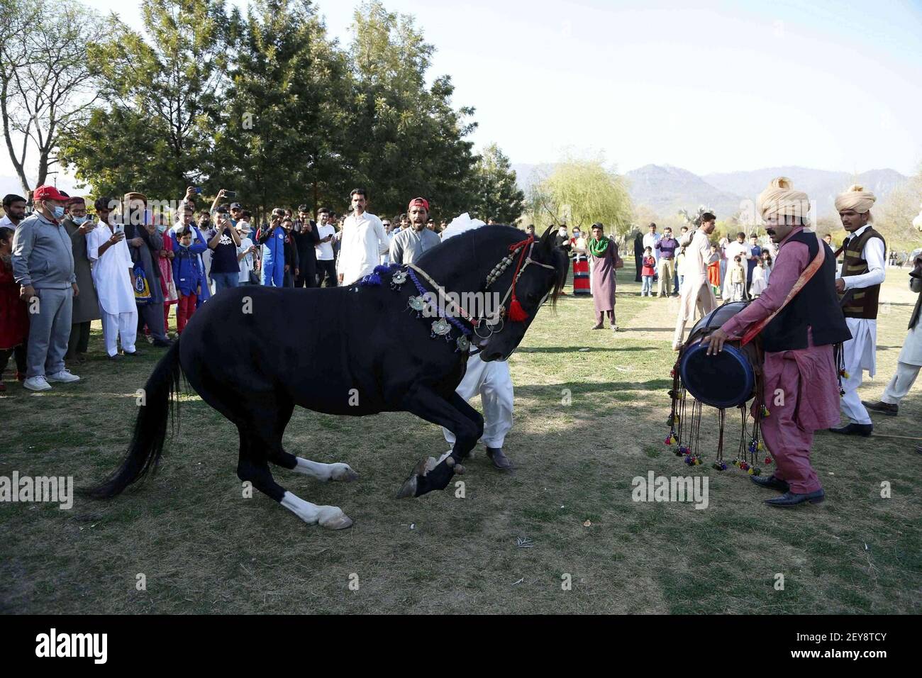 Islamabad, Pakistan. 5 mars 2021. Un cheval danse sur le rythme de la batterie lors du festival du tourisme d'Islamabad à Islamabad, capitale du Pakistan, le 5 mars 2021. Le festival du tourisme d'Islamabad a débuté vendredi dans la capitale du Pakistan. Crédit : Ahmad Kamal/Xinhua/Alamy Live News Banque D'Images