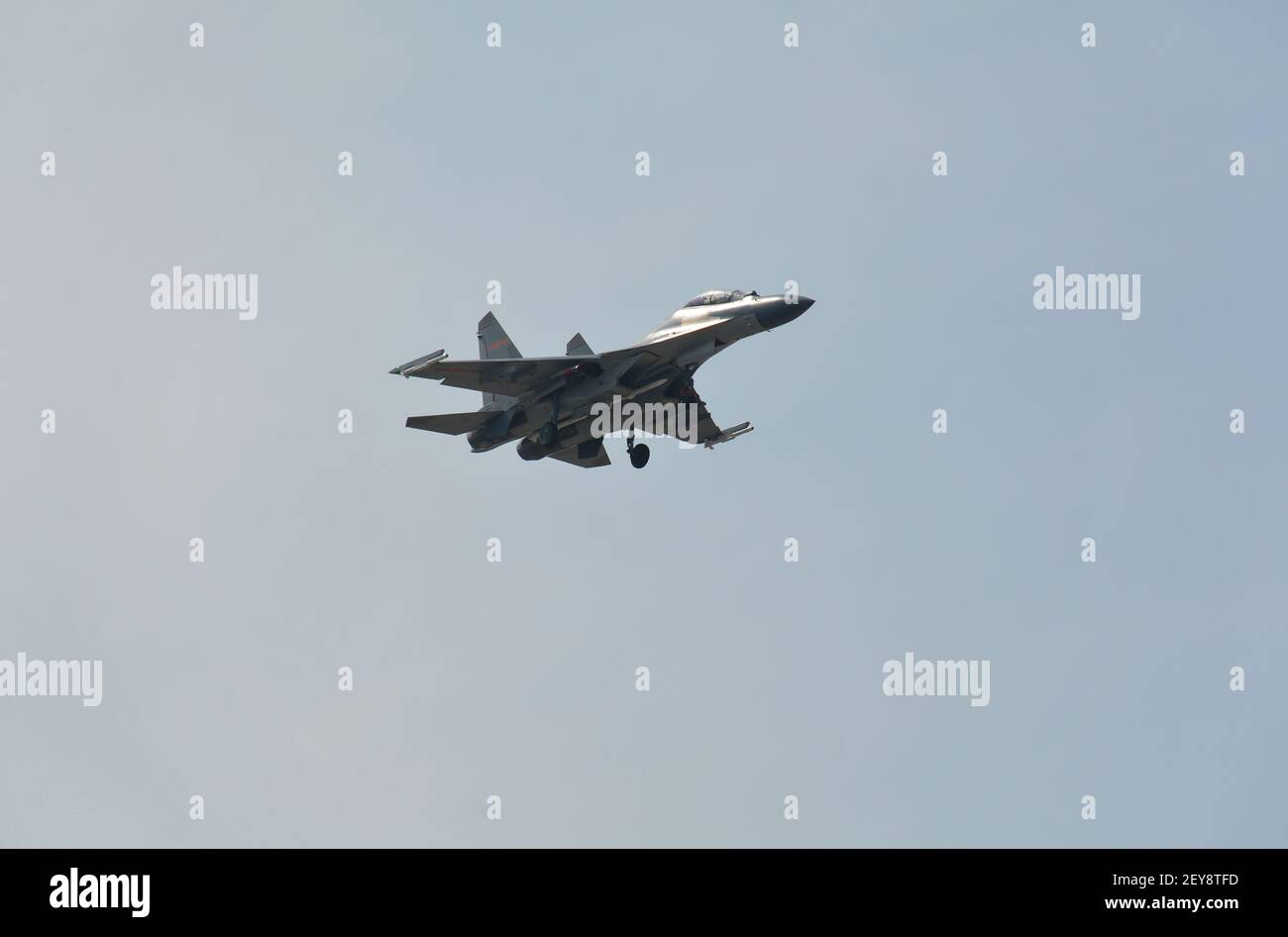 L'avion de chasse chinois Shenyang-J11 à moteur double débarque à la base aérienne de Jiaxing. Les missiles peuvent être vus sous l'aile et le fuselage. Banque D'Images
