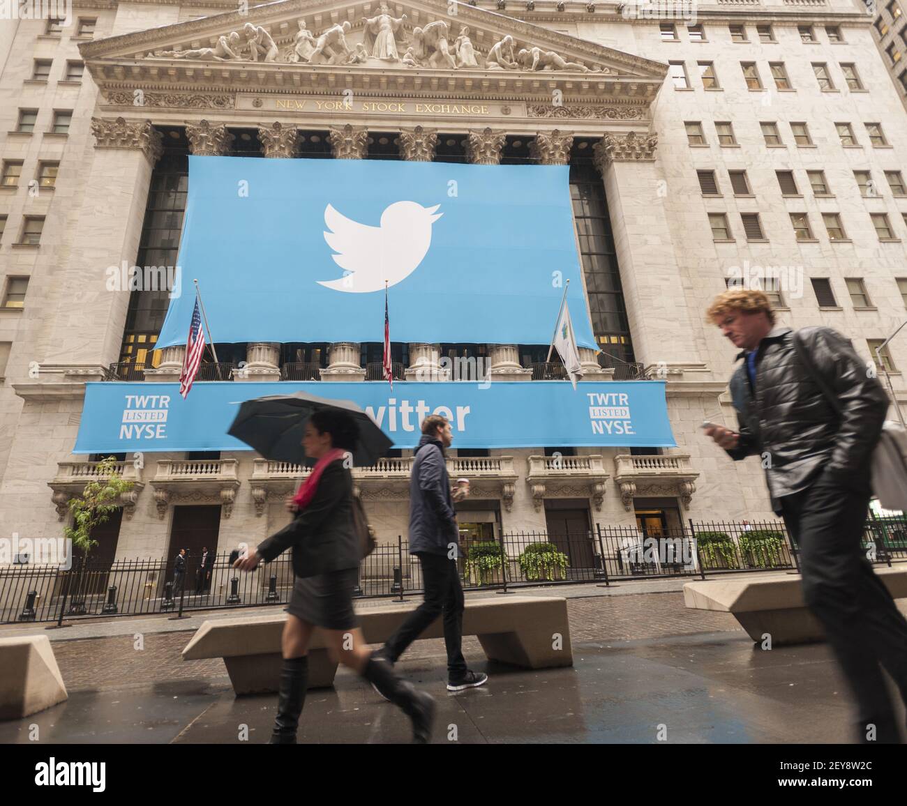 La Bourse de New York est décorée pour l'offre publique initiale (IPO) de Twitter à Lower Manhattan à New York le jeudi 7 novembre 2013.Twitter a rapporté des résultats du quatrième trimestre qui ont manqué les attentes des analystes. (Photo de Richard B. Levine) *** Veuillez utiliser le crédit du champ de crédit *** Banque D'Images