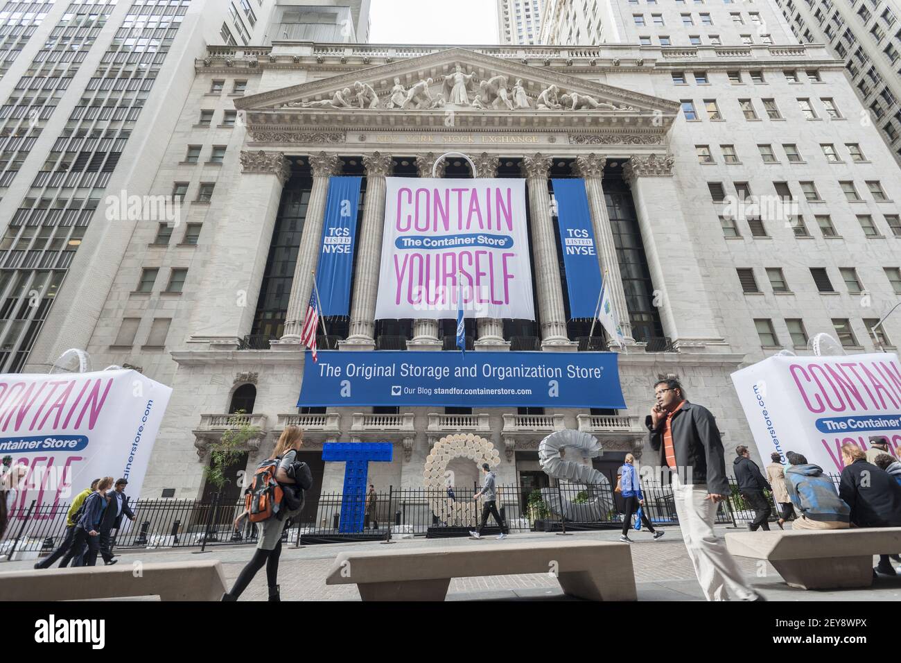 La Bourse de New York est décorée pour l'offre publique initiale (IPO) du Container Store à Lower Manhattan à New York le vendredi 1er novembre 2013. Le stock du magasin de biens de la maison de Coppell, TX, a été évalué à 18 $, mais a atteint un hauteur de 36.55 $, ce qui fait de la valeur de l'entreprise 1.7 milliards $. Le détaillant compte 62 magasins dans 22 États et à Washington DC et possède également la société suédoise Elfa depuis 1999. (Photo de Richard B. Levine) Banque D'Images