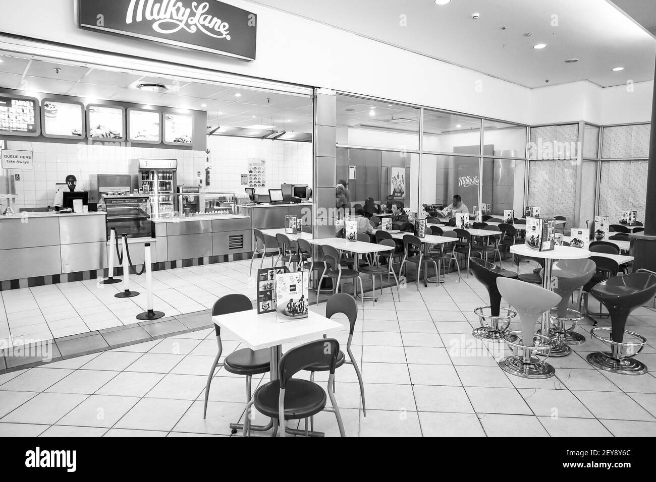 JOHANNESBURG, AFRIQUE DU SUD - 06 janvier 2021: Johannesburg, Afrique du Sud - juillet 05 2011: Intérieur de restauration rapide à emporter dans un centre commercial Banque D'Images