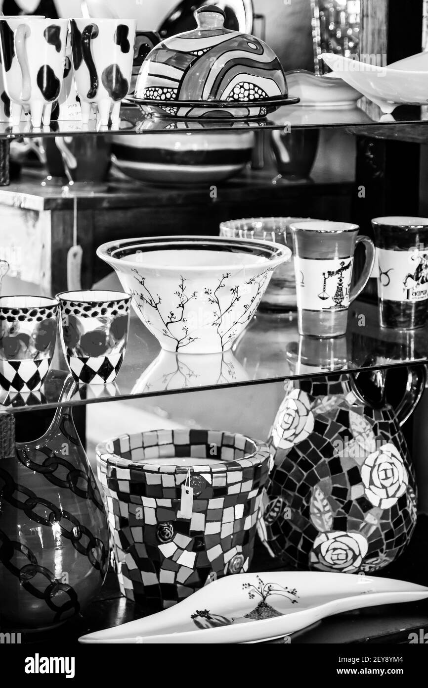 JOHANNESBURG, AFRIQUE DU SUD - 06 janvier 2021: Johannesburg, Afrique du Sud - 5 décembre 2012: Intérieur de la céramique et de la porcelaine magasin d'art et d'artisanat Banque D'Images