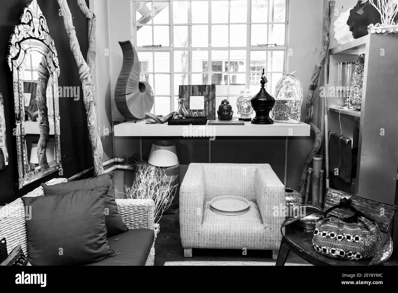 JOHANNESBURG, AFRIQUE DU SUD - 06 janvier 2021: Johannesburg, Afrique du Sud - 14 janvier 2013: Intérieur de boutiques d'art, d'artisanat et d'antiquités Banque D'Images