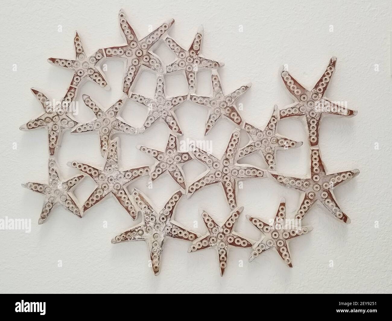 Décoration Starfish sur le mur à l'intérieur d'un salon de plage Banque D'Images