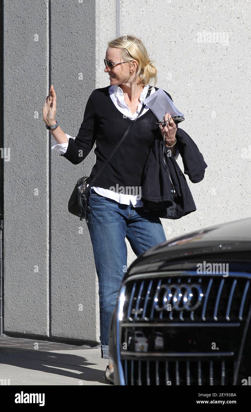 16 janvier 2013 - Santa Monica, États-Unis - Naomi Watts magasiner pour les  accessoires à la maison à West Elm à Santa Monica. Crédit photo: CAD/Sipa  USA [porter des chaussures Oxford et