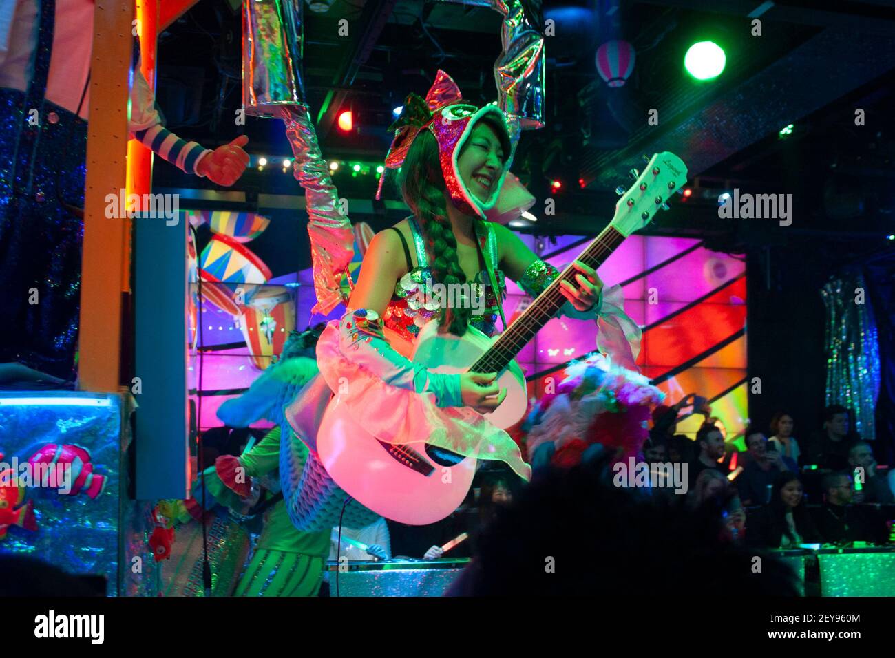 TOKYO, JAPON - 26 NOVEMBRE 2018: Femme japonaise en costume de Sirène jouant de la guitare au Roboto Restaurant Banque D'Images